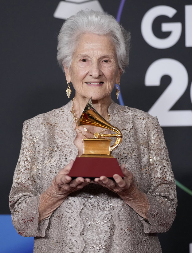 95Jährige Ángela Álvarez bei LatinGRAMMYs bigFM